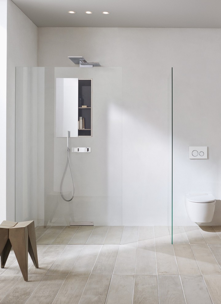 Geberit ONE -kylpyhuone, jonka suihkutilassa on tilaa säästävä seinään upotettu suihkuhyllykkö