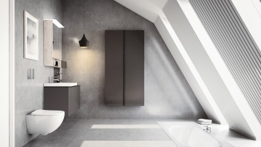 Nykyaikainen kylpyhuone, jossa on vinokatto ja Acanto-kylpyhuonekalusteet