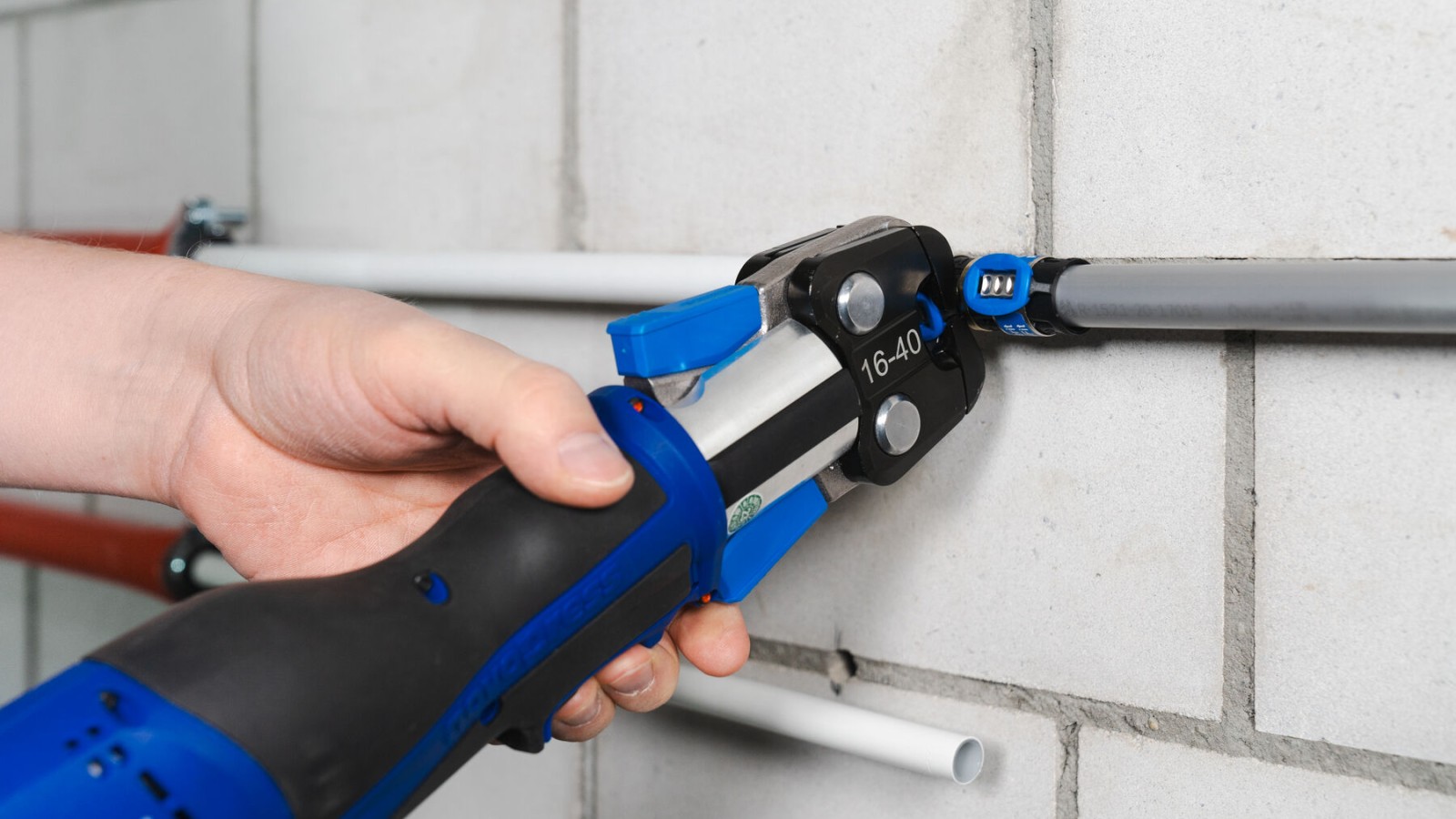 Puristus akkukäyttöisellä puristuskoneella