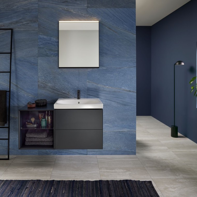 Mustat ja siniset sävyt kylpyhuoneessa