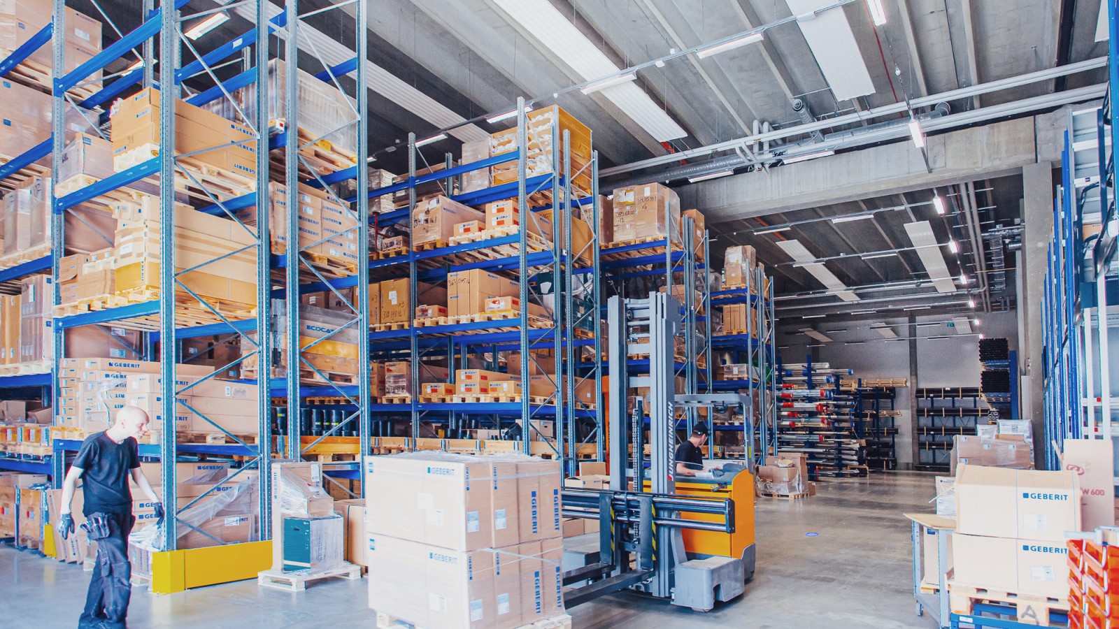 Geberit & IDO Noutovarasto sijaitsee talon takana Vantaan toimipisteessä