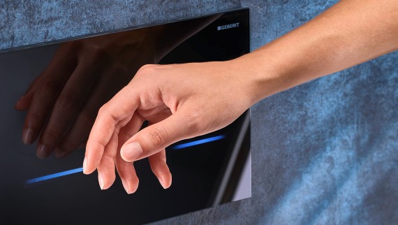 Geberit Sigma80 -huuhtelupainike on kosketusvapaa ja aktivoituu käden liikkeestä Geberit Sigma80 -huuhtelupainike on kosketusvapaa ja aktivoituu käden liikkeestä