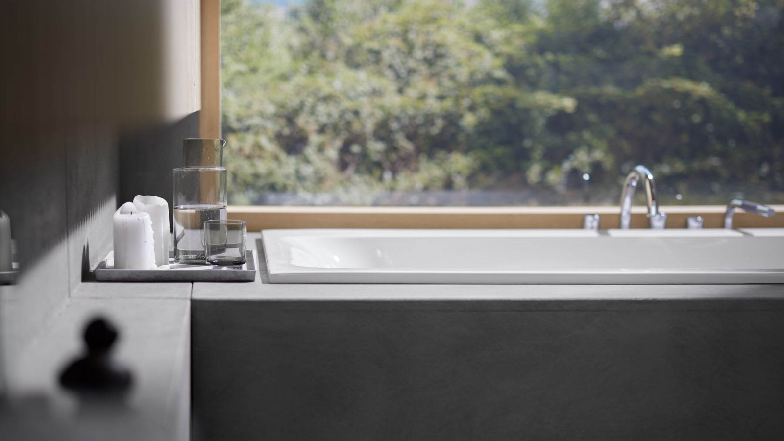 Kesämökkitunnelmaa ylellisellä kylpyammeella