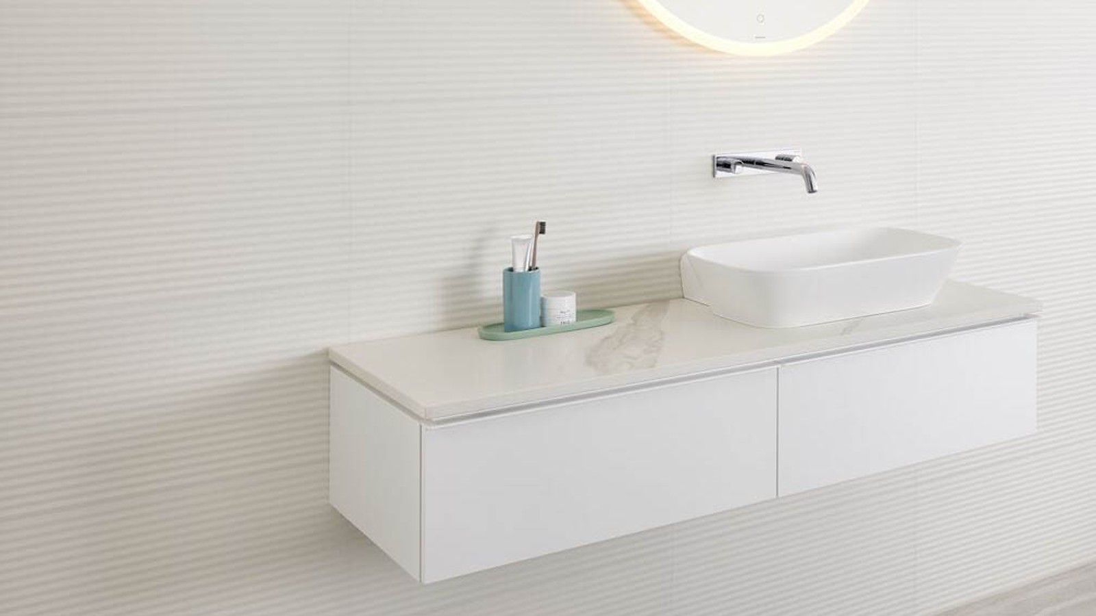 Valkoiset sävyt vaaleassa kylpyhuoneessa. Valkoiset sävyt vaaleassa kylpyhuoneessa.