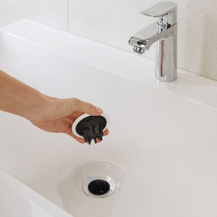 Geberit ONE -pesualtaan poistoventtiilin kampamainen hiussihti.