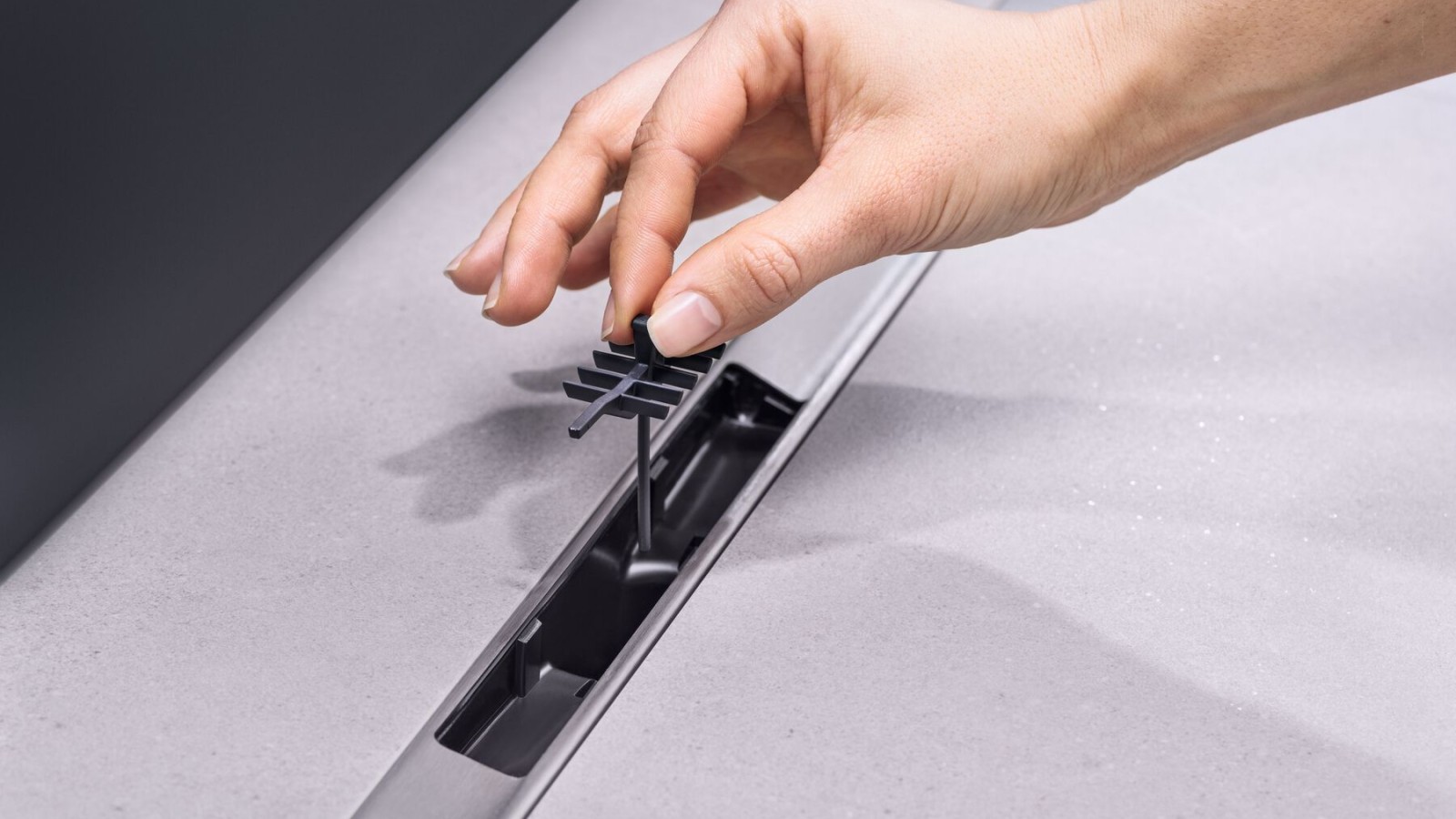 Geberit CleanLine50 -suihkukourun kampamainen hiussihti Geberit CleanLine50 -suihkukourun kampamainen hiussihti