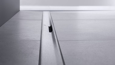 Geberit Cleanline50 -suihkukouru tasalattiaisessa suihkutilassa