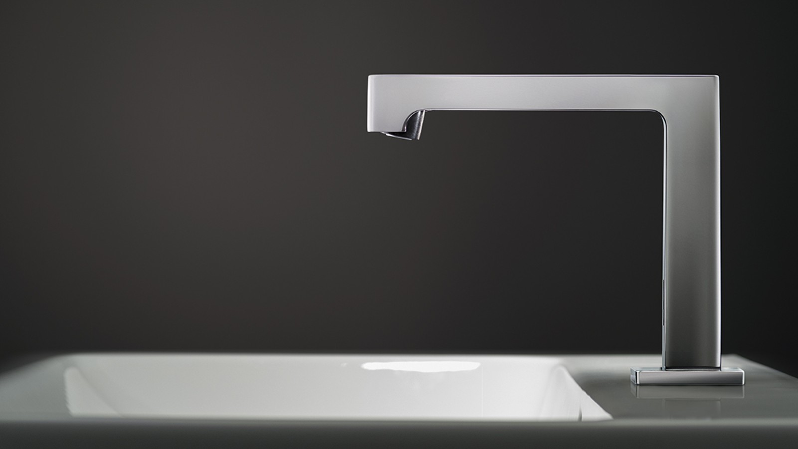 Geberit Brenta -kosketusvapaa pesuallashana julkisissa saniteettitiloissa. Geberit Brenta -kosketusvapaa pesuallashana julkisissa saniteettitiloissa.