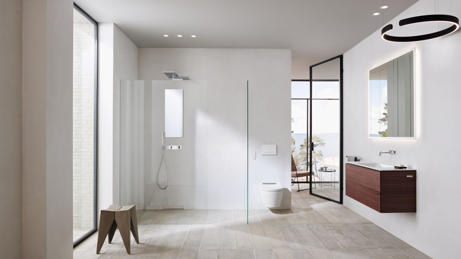 Suihkuseinä avoimessa suihkutilassa lisää avaruutta kylpyhuoneeseen.