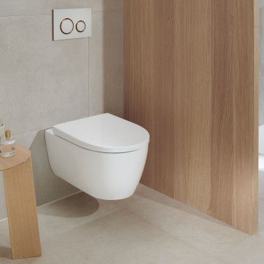 Valkoinen WC kylpyhuoneessa, jossa on puuelementtejä, näyttää edelleen modernilta jopa vuosien kuluttua (tässä: Geberit iCon WC ja Geberit Sigma20 Round -painike). Valkoinen WC kylpyhuoneessa, jossa on puuelementtejä, näyttää edelleen modernilta jopa vuosien kuluttua (tässä: Geberit iCon WC ja Geberit Sigma20 Round -painike).