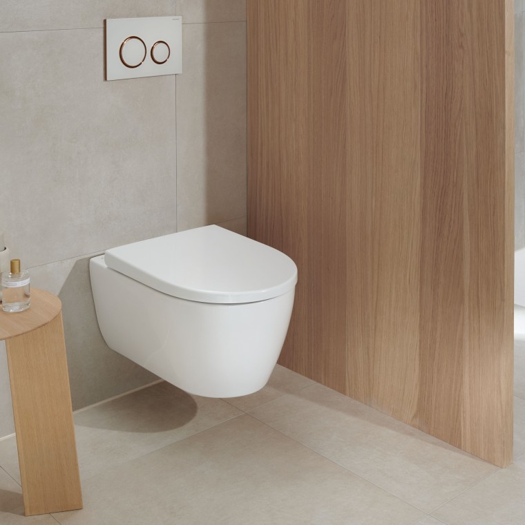 Valkoinen WC kylpyhuoneessa, jossa on puuelementtejä, näyttää edelleen modernilta jopa vuosien kuluttua (tässä: Geberit iCon WC ja Geberit Sigma20 Round -painike). Valkoinen WC kylpyhuoneessa, jossa on puuelementtejä, näyttää edelleen modernilta jopa vuosien kuluttua (tässä: Geberit iCon WC ja Geberit Sigma20 Round -painike).