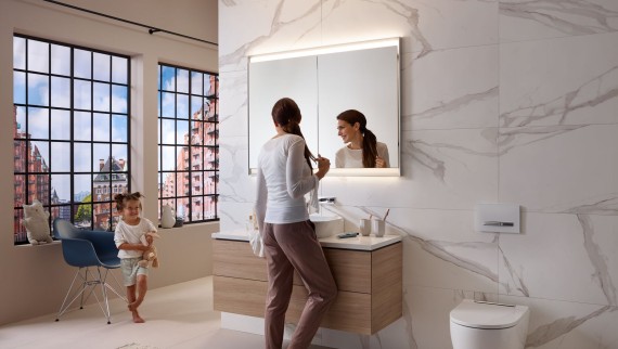 Geberit ComfortLight -valaisulla varustettu peilikaappi tuo tunnelmaa kylpyhuoneeseen.