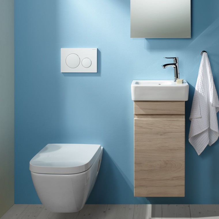 Renova Plan -seinä-WC ja pesupaikka kiinnitettyinä vaaleansiniseen seinään Renova Plan -seinä-WC ja pesupaikka kiinnitettyinä vaaleansiniseen seinään