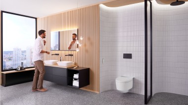 Mies kylpyhuoneessa Geberit Option Plus Square -peilin ja mustien Geberit ONE -kylpyhuonekalusteiden edessä (© Geberit)