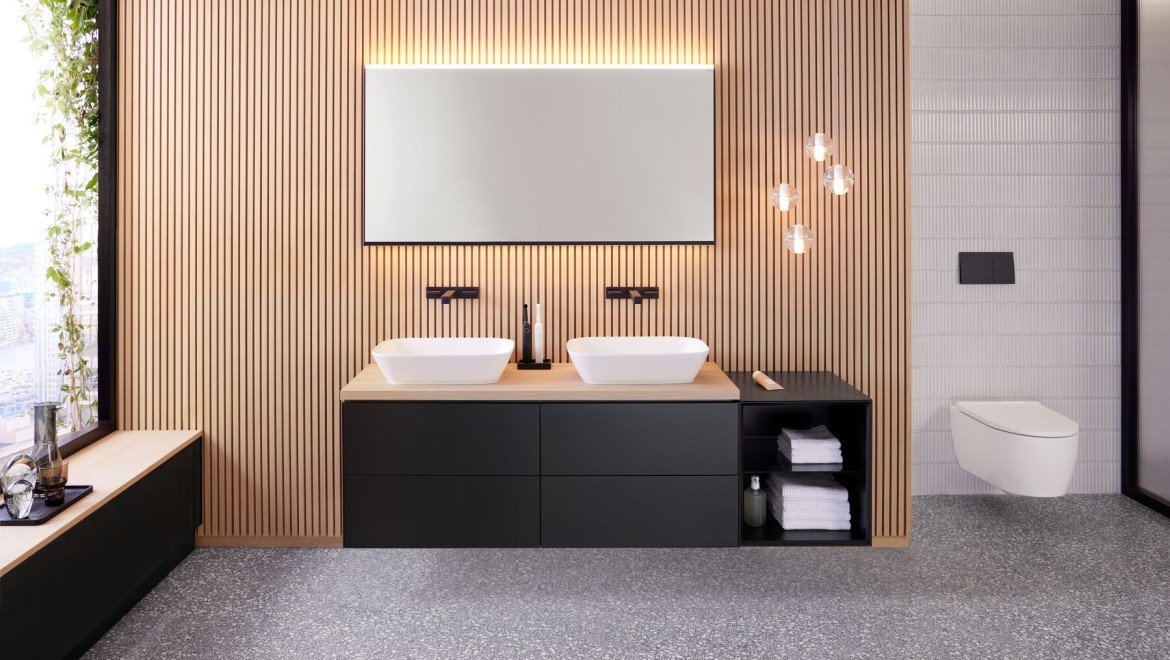Geberit ONE -kylpyhuonekalusteet yhdistettynä Geberit Option Plus Square 135 cm matta mustan peilin kanssa (© Geberit)