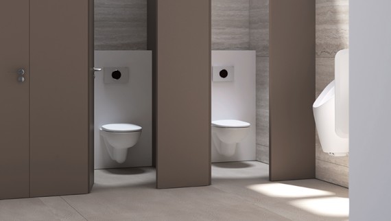 Julkinen WC, jossa on Geberit-huuhtelusäiliöt, -huuhtelupainikkeet ja -urinaalit