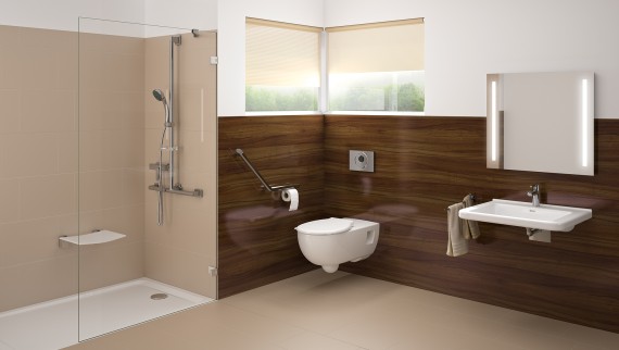 Esteetön kylpyhuone, jossa on pesuallas, seinä-wc-istuin ja tasalattiainen suihku.