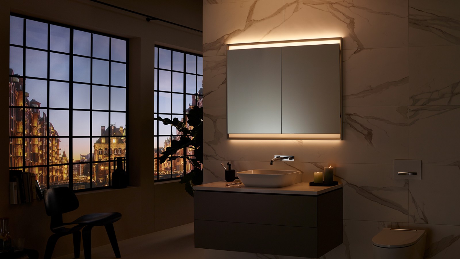 Geberit ONE -peilikaappi valaisee tunnelmallisesti hämärässä(© Geberit)