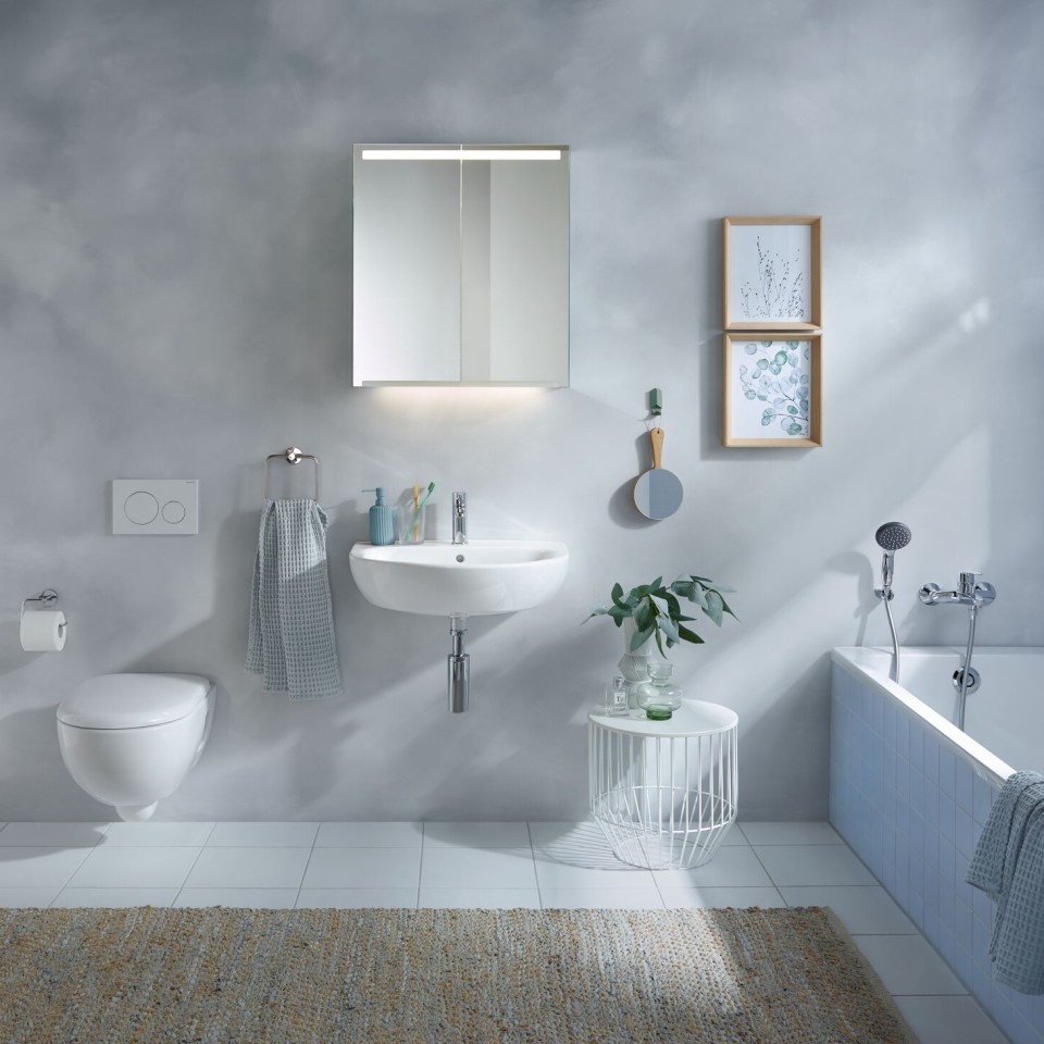 Geberit Renova -kylpyhuone, jossa pesuallas, peilikaappi, kylpyamme ja kaapistot.