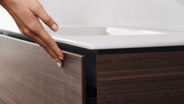 Geberit ONE -pesuallas ja Push Open -laatikosto