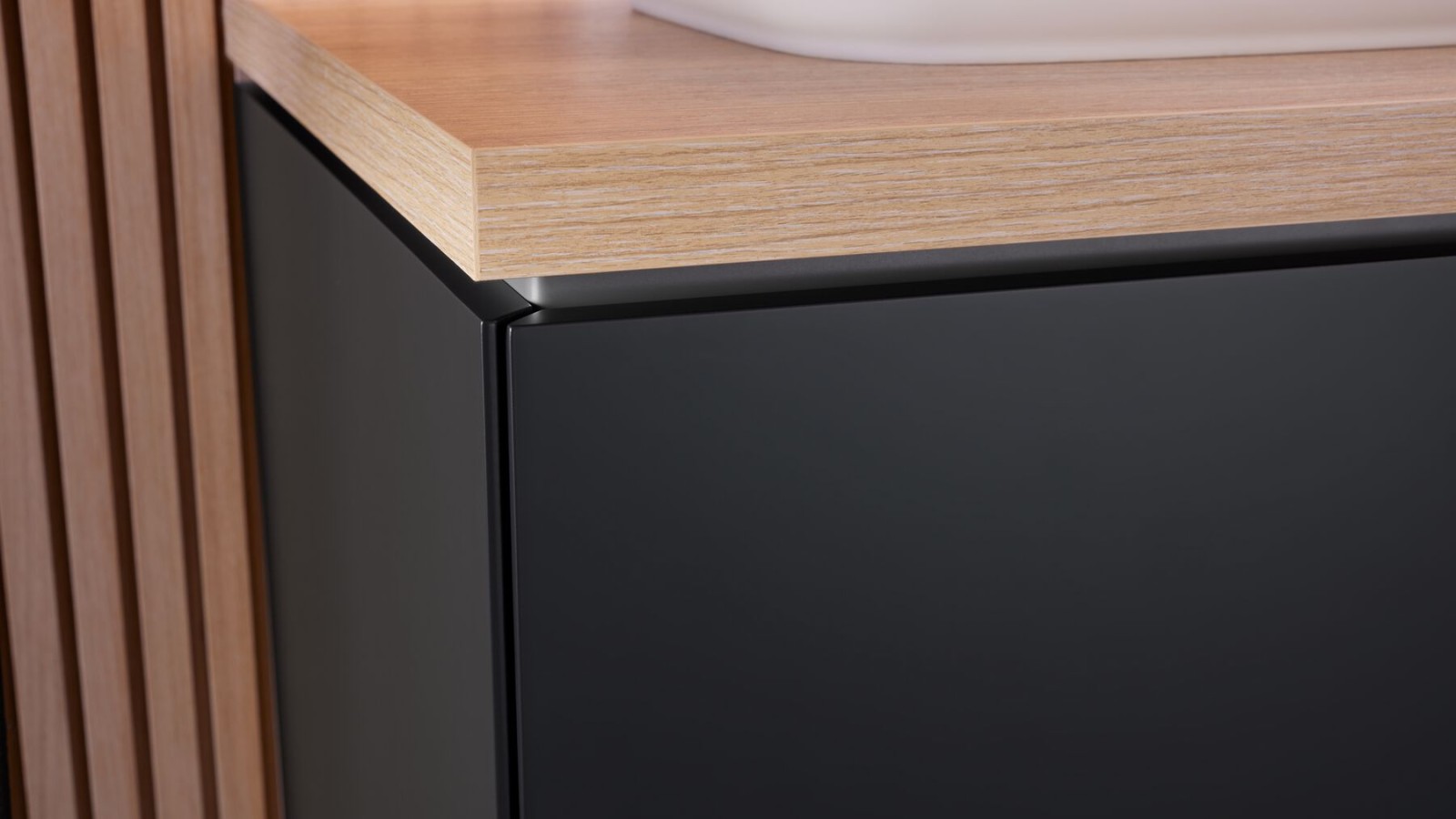 Geberit ONE -alakaappi mattamustan värissä. Geberit ONE -alakaappi mattamustan värissä.