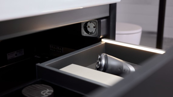 Geberit ONE -laatikko valolistoilla ja pistorasiakytkennällä Geberit ONE -laatikko valolistoilla ja pistorasiakytkennällä