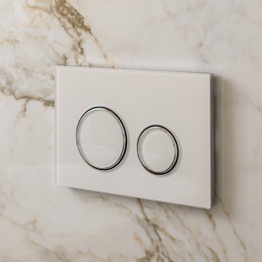 Valkoinen Geberit Sigma50 Round -huuhtelupainike kromatuilla design renkailla Valkoinen Geberit Sigma50 Round -huuhtelupainike kromatuilla design renkailla