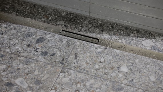 Geberit CleanLine -linjalattiakaivoratkaisut avoimiin suihkutiloihin