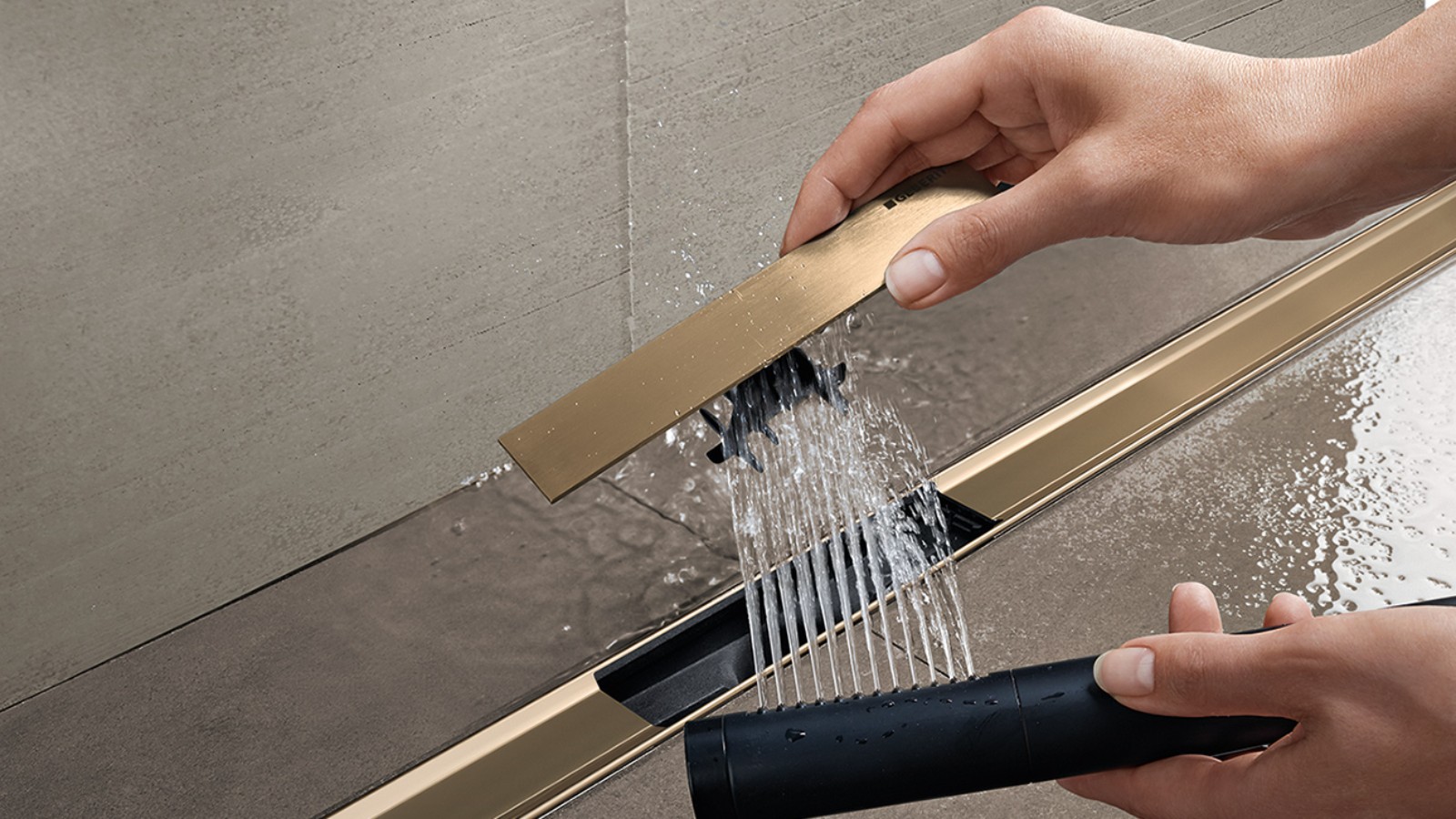 Nainen irrottaa Geberit CleanLine -suihkukanavan kampaosan ja puhdistaa sen (© Geberit) Nainen irrottaa Geberit CleanLine -suihkukanavan kampaosan ja puhdistaa sen (© Geberit)