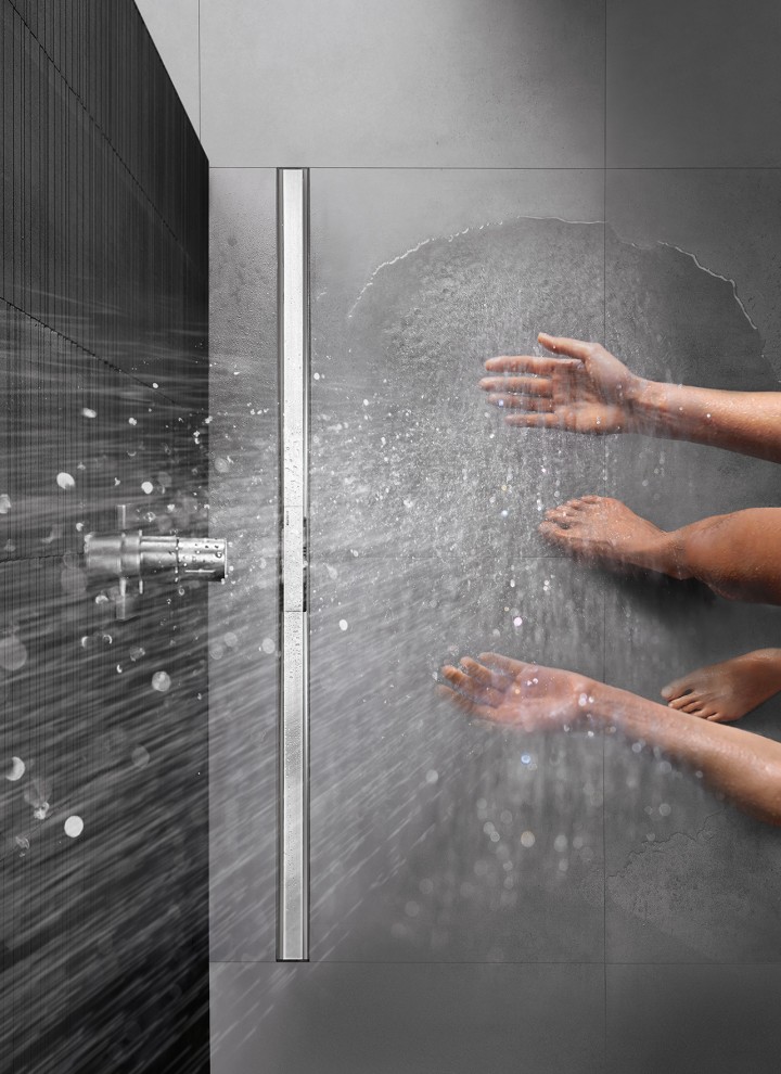 Henkilö suihkussa Geberit CleanLine -suihkukourulla varustetussa lattiatason suihkussa