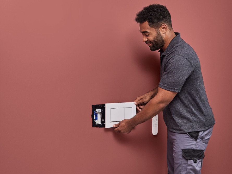 Putkimies asentamassa Geberit DuoFresh -hajunpoistomoduulia