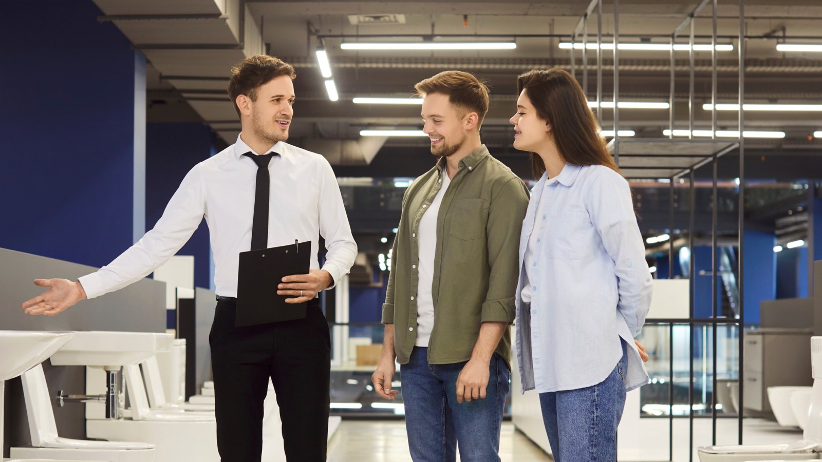 Asiakkaat saamassa neuvoja jälleenmyyjältä Asiakkaat saamassa neuvoja jälleenmyyjältä