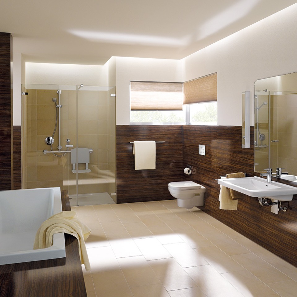 Geberit Renova Comfort -kylpyhuone: wc-istuin, pesuallas ja kylpyamme
