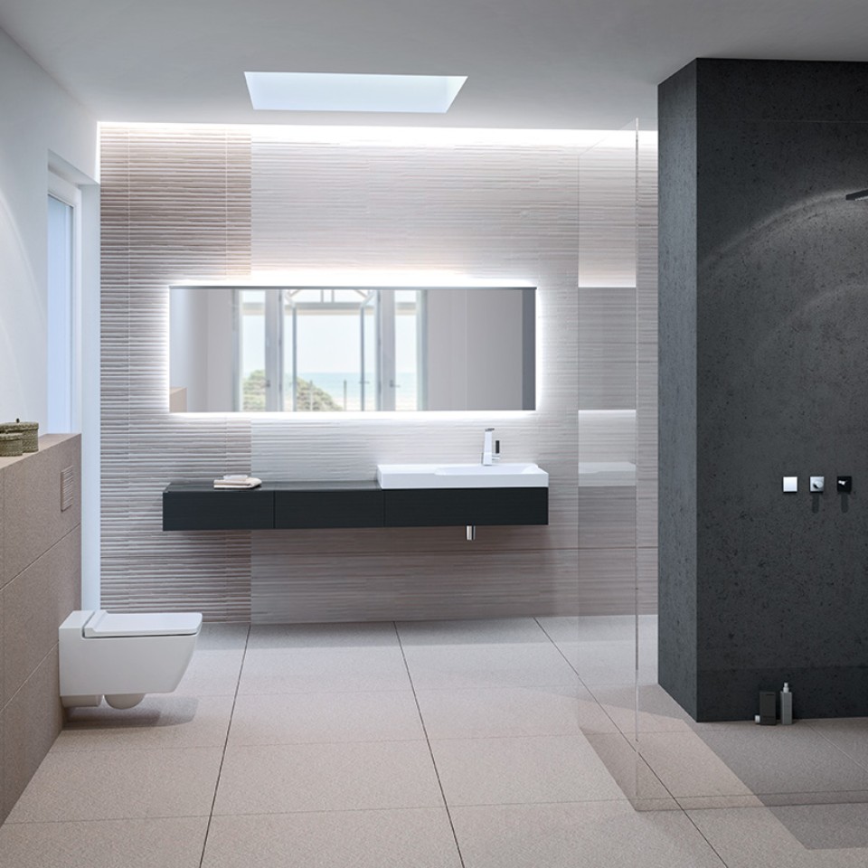 Kylpyhuone, jossa huuhtelukaulukseton Geberit Xeno² -seinä-wc-istuin, pesuallas ja Sigma70-huuhtelupainike.