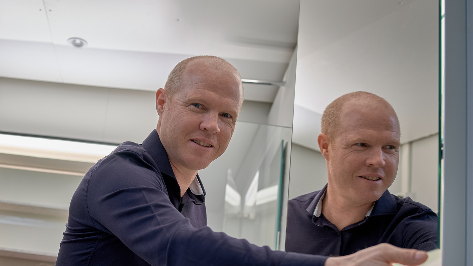 Valaistusasiantuntija Andreas Janser Geberitin pääkonttorin valaistuslaboratoriossa Sveitsin Rapperswil-Jonassa (© Geberit)