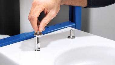 Wc-kannen saranoiden asennus Wc-kannen saranoiden asennus