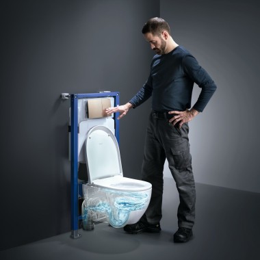 Mies huuhtelee Geberit Acanto TurboFlush -wc-istuimen Mies huuhtelee Geberit Acanto TurboFlush -wc-istuimen