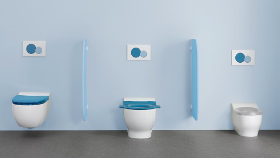 Geberit Bambini -kylpyhuonesarjan WC-istuimet, joissa on värikkäät WC-kannet ja huuhtelupainikkeet