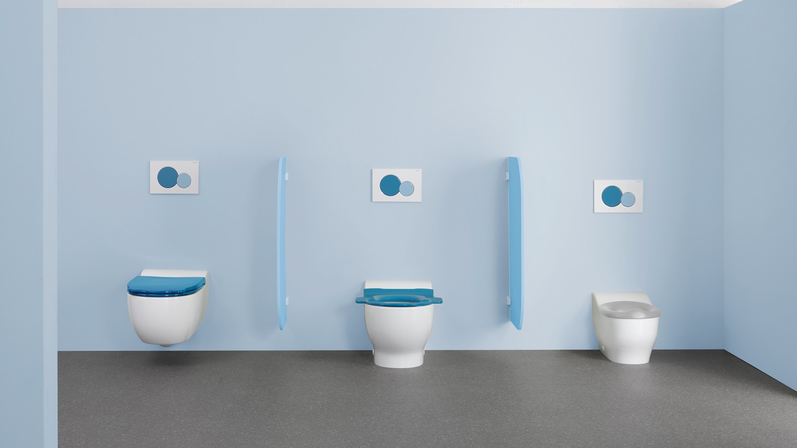 Geberit Bambini -kylpyhuonesarjan WC-istuimet, joissa on värikkäät WC-kannet ja huuhtelupainikkeet Geberit Bambini -kylpyhuonesarjan WC-istuimet, joissa on värikkäät WC-kannet ja huuhtelupainikkeet
