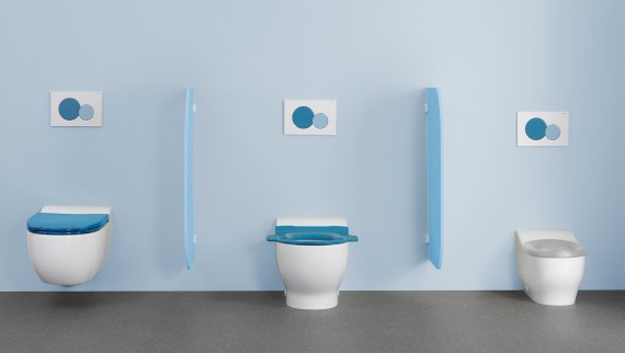 Geberit Bambini -kylpyhuonesarjan WC-istuimet, joissa on värikkäät WC-kannet ja huuhtelupainikkeet Geberit Bambini -kylpyhuonesarjan WC-istuimet, joissa on värikkäät WC-kannet ja huuhtelupainikkeet