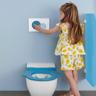 Geberit Bambini -wc istuinrenkaalla, jossa on kätevät kädensijat Geberit Bambini -wc istuinrenkaalla, jossa on kätevät kädensijat