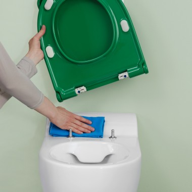 Geberit Bambini wc-istuin on helppo puhdistaa helposti irroitettavan kannen ja istuinrenkaan ansiosta Geberit Bambini wc-istuin on helppo puhdistaa helposti irroitettavan kannen ja istuinrenkaan ansiosta
