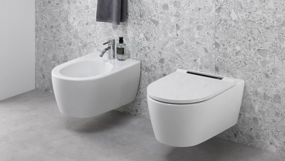 Geberit ONE -bideen ja AquaClean Sela -pesu-wc:n yhdistelmä. Geberit ONE -bideen ja AquaClean Sela -pesu-wc:n yhdistelmä.