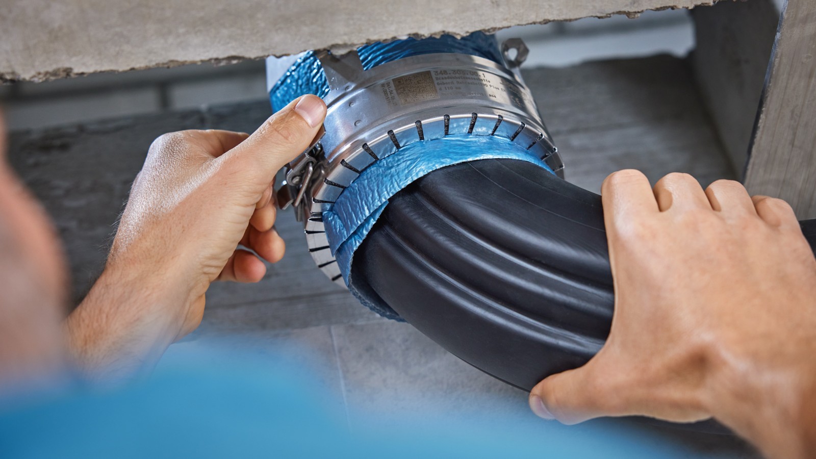 Geberit RS90 Plus EN -palokatkomansetin asennus Geberit BottomTurn -pohjakulmaan Geberit RS90 Plus EN -palokatkomansetin asennus Geberit BottomTurn -pohjakulmaan