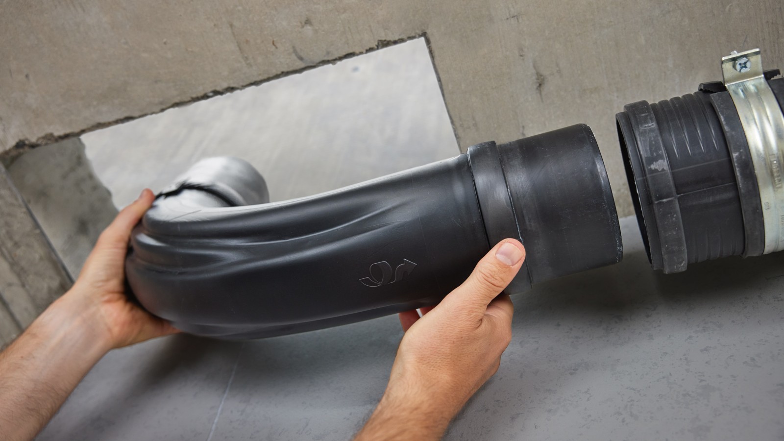 Geberit BottomTurn -pohjakulma on nopeampi ja helpompi asentaa kuin kaksi 45° kulmaa Geberit BottomTurn -pohjakulma on nopeampi ja helpompi asentaa kuin kaksi 45° kulmaa