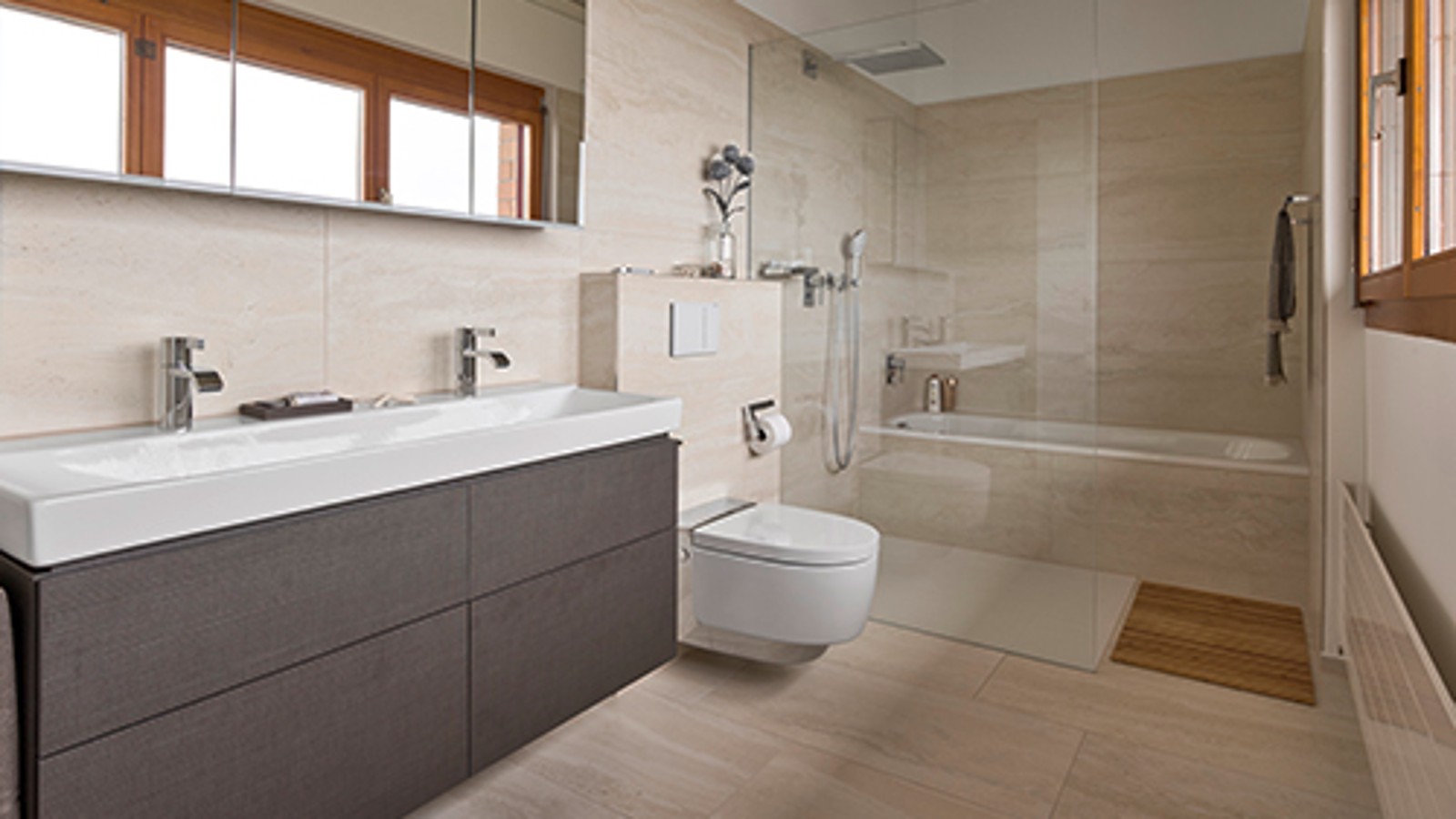 Kylpyhuone Geberit AquaClean -pesu-wc-istuimen kanssa remontin jälkeen Kylpyhuone Geberit AquaClean -pesu-wc-istuimen kanssa remontin jälkeen