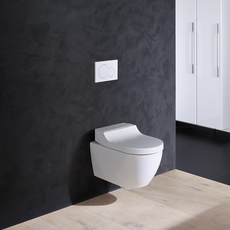 Geberit AquaClean Tuma pesu-wc-istuin valkoisella peitelevyllä Geberit AquaClean Tuma pesu-wc-istuin valkoisella peitelevyllä