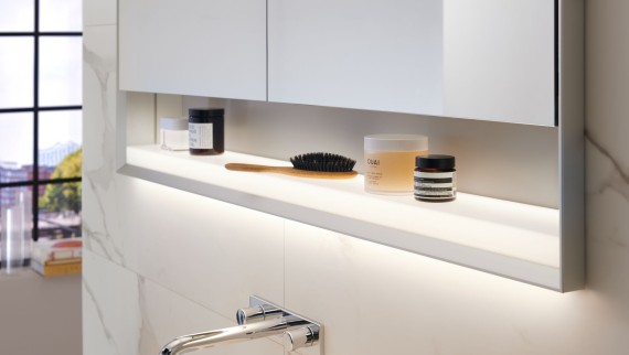 Geberit ONE -peilikaappi Geberit ComfortLight lighting -valaistuksella Geberit ONE -peilikaappi Geberit ComfortLight lighting -valaistuksella