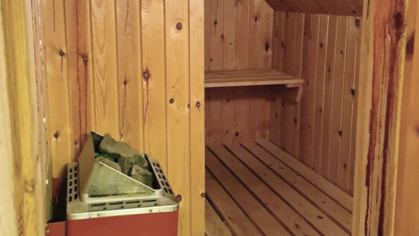Viistokattoinen sauna (© @triner2 ja @strandparken3)