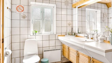 Alkuperäinen kylpyhuone, jossa on lattia-WC, valkoiset kaakelit ja puiset kylpyhuonekalusteet (© @triner2 ja @strandparken3)